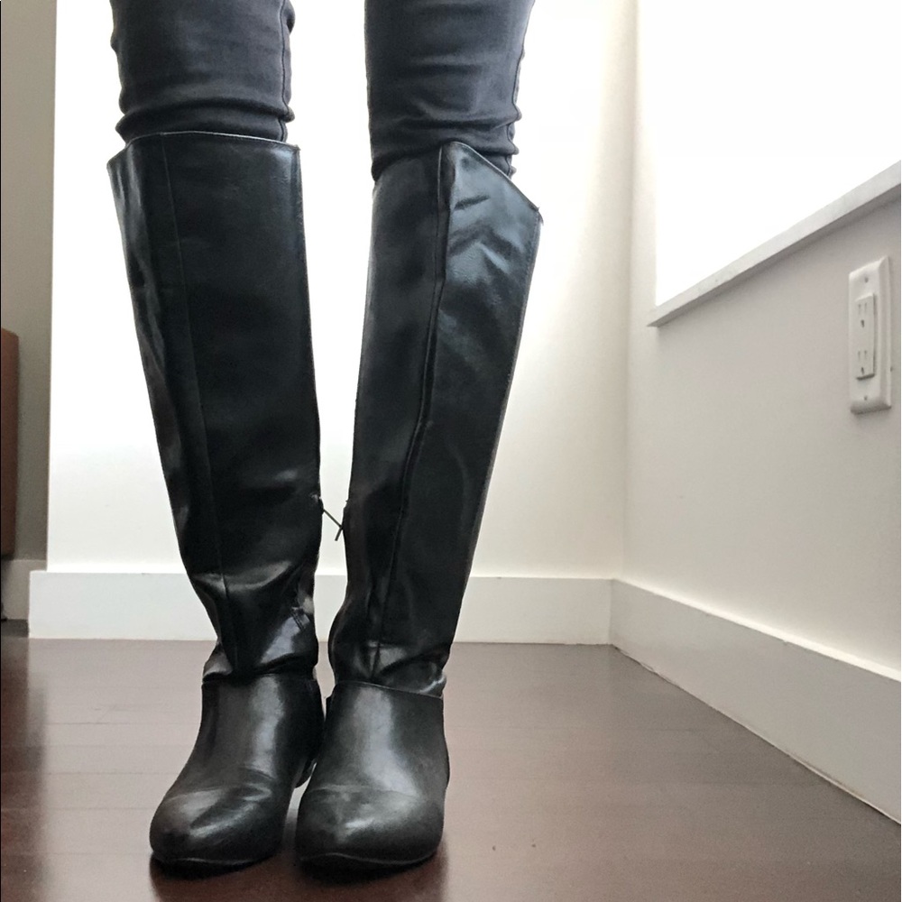 Knee high comfortable black boots!